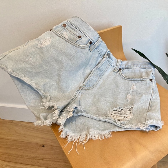 Levi’s Light Wash Shorts - Picture 1 of 2